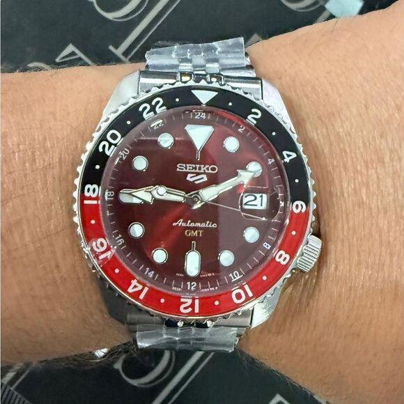 NIB 5 SPORTS GMT SEIKO WATCH - Picture 2 of 3
